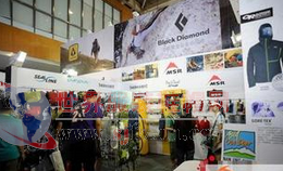 户外用品渐成时尚新宠，鞋帽零售业迎来跨界融合新机遇